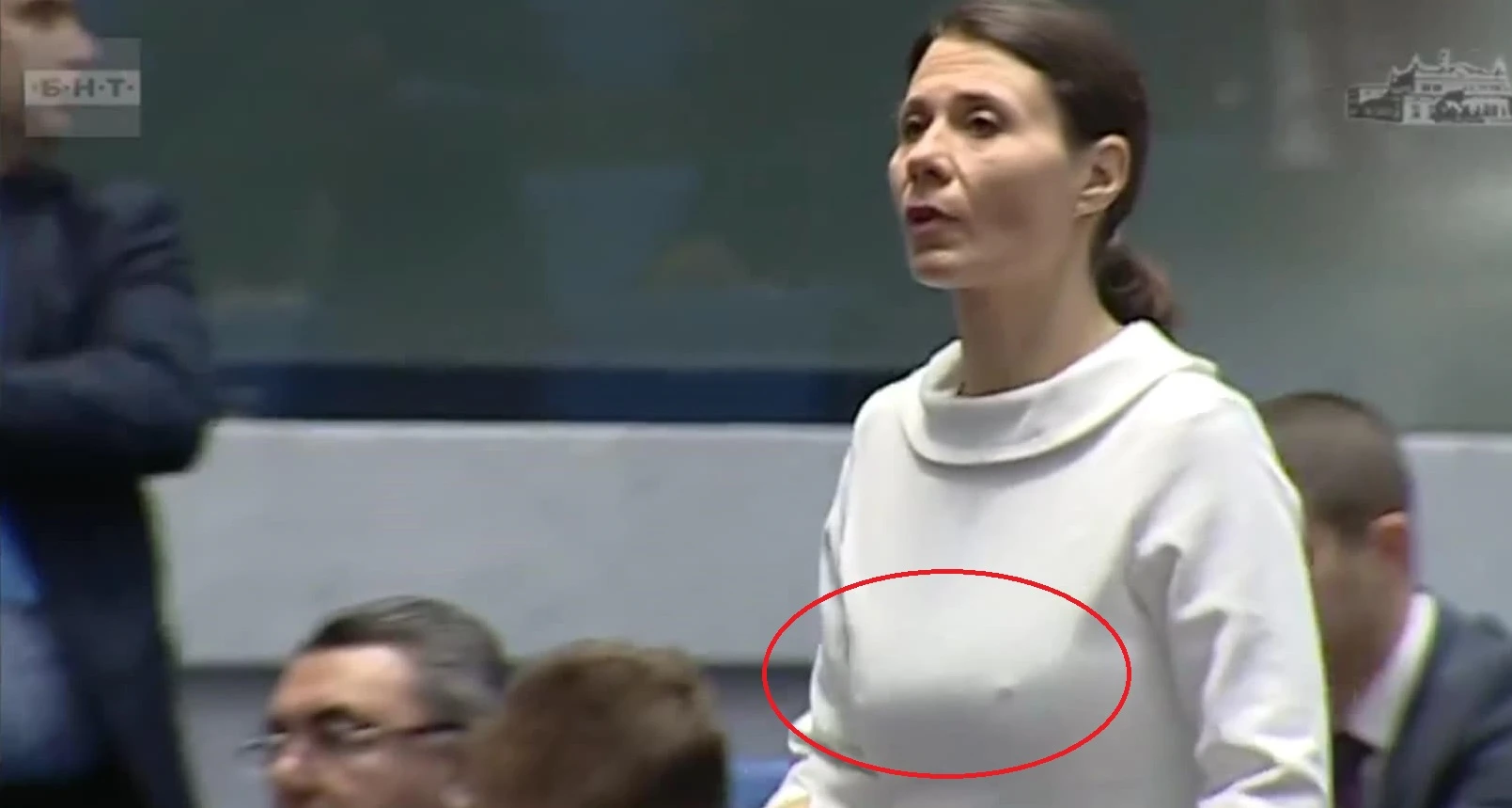 Нежно острие на ДБ събра погледите на депутатите с щръкнали зърна СНИМКИ 