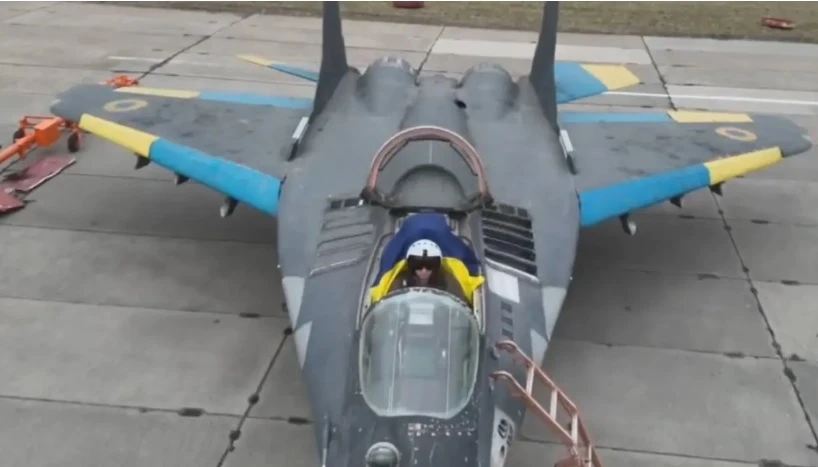 Боен самолет с необичаен камуфлаж се появи в украинските ВВС ВИДЕО