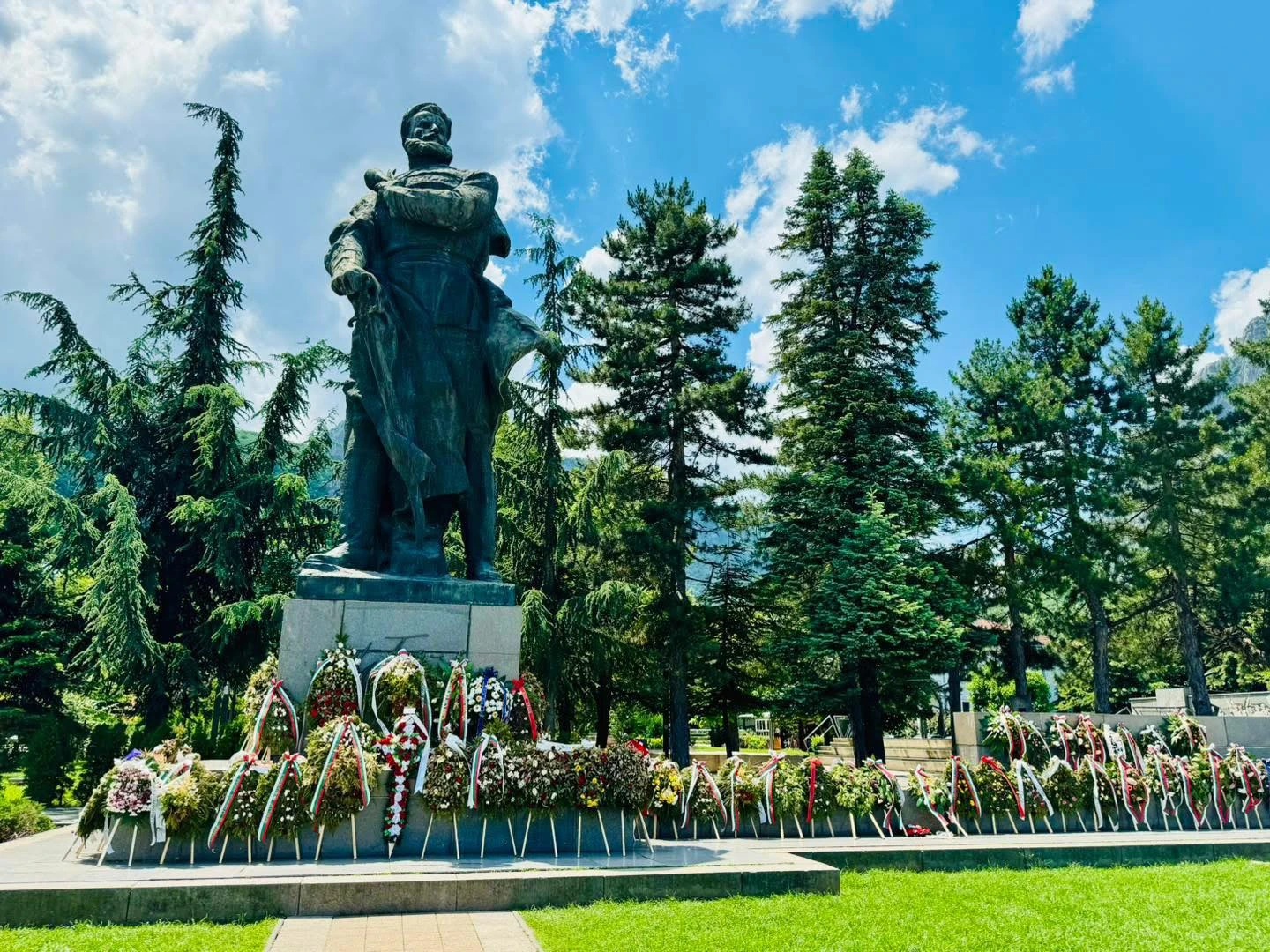Демонтират паметника на Христо Ботев във Враца СНИМКИ