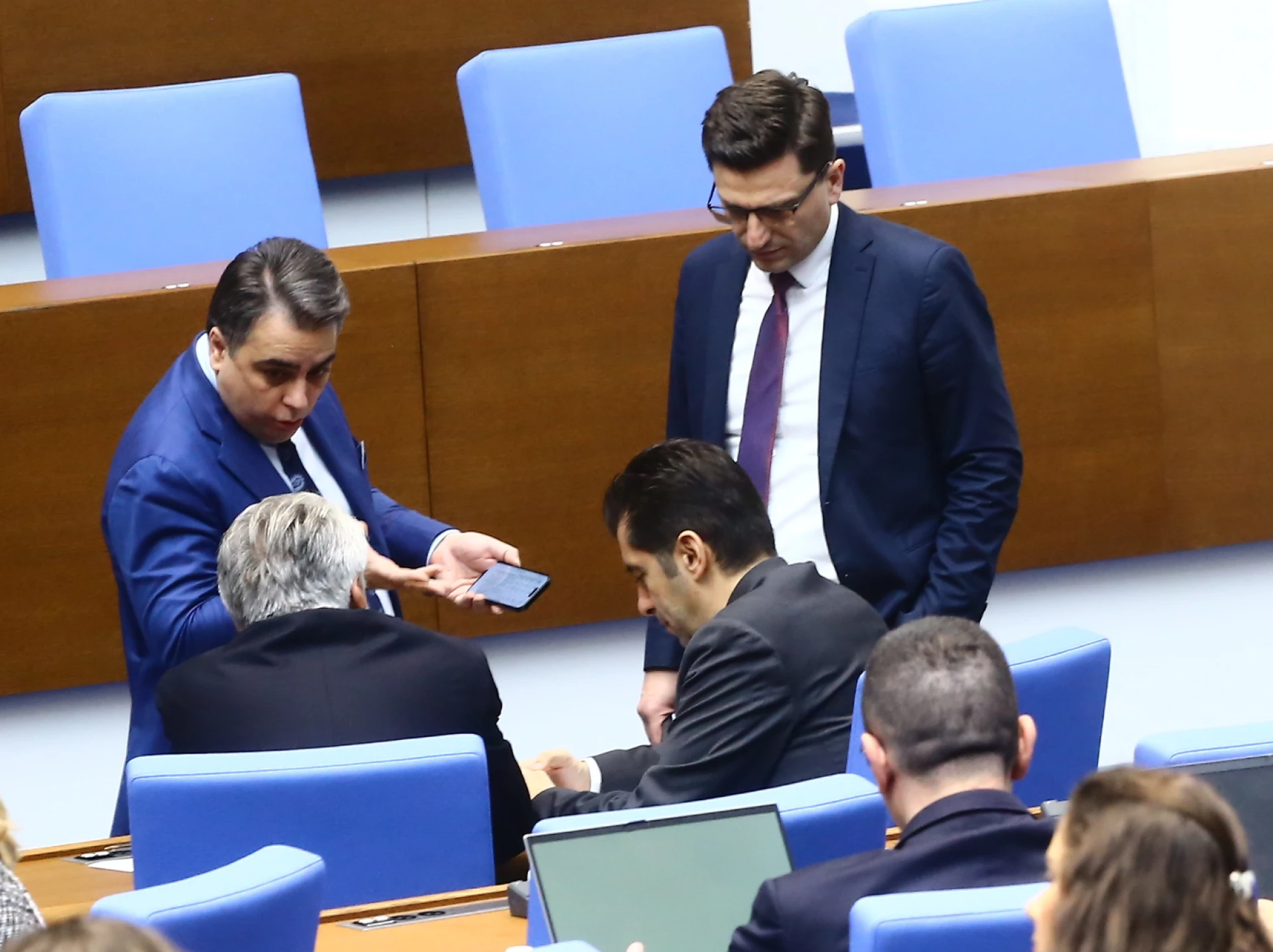 3 сценария за падането на кабинета "Желязков", ПП-ДБ пред капан за жесток автогол