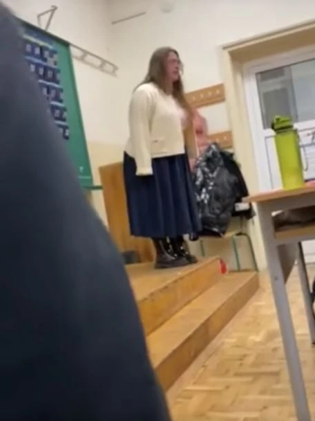 Потрес: Учителка крещи и заключва деца в тоалетната ВИДЕО