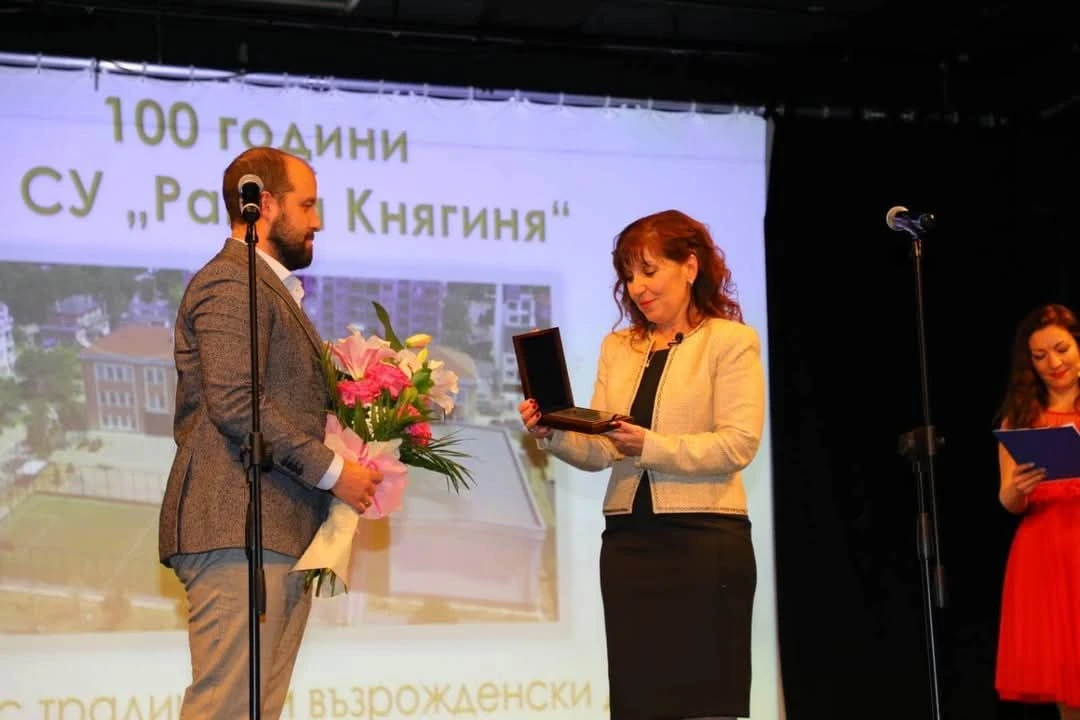 Алчната директорка, хваната с тлъсти пачки, била дупе и гащи с кмет на ППДБ и "Спаси София" СНИМКИ 