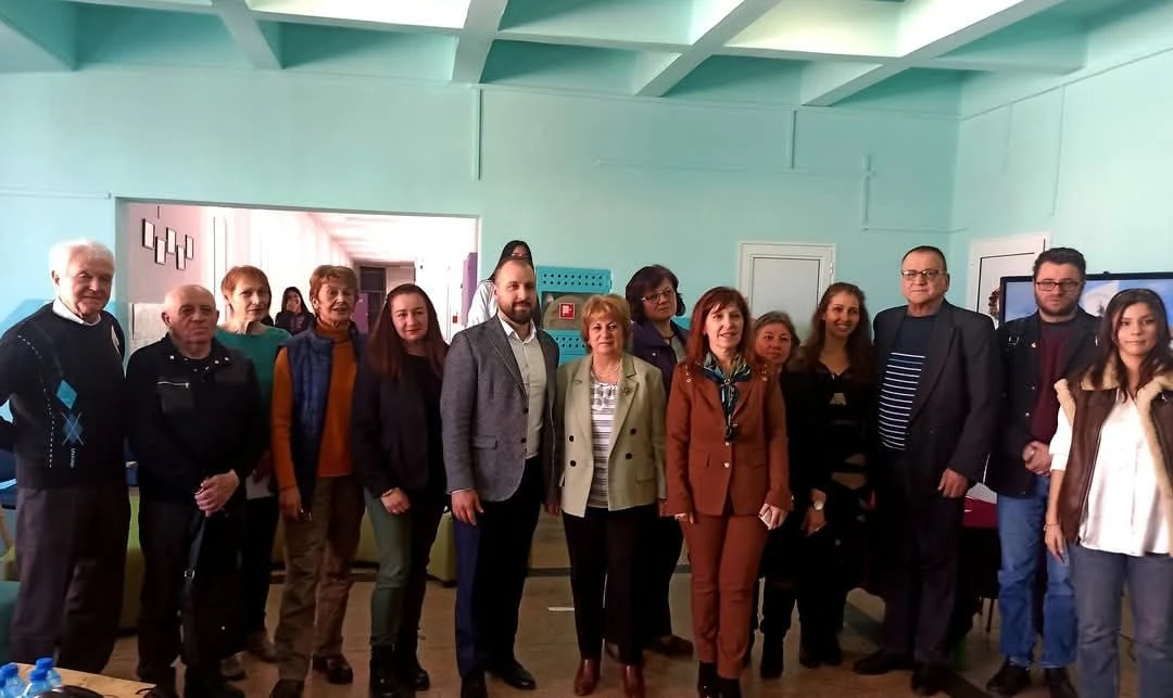 Алчната директорка, хваната с тлъсти пачки, била дупе и гащи с кмет на ППДБ и "Спаси София" СНИМКИ 