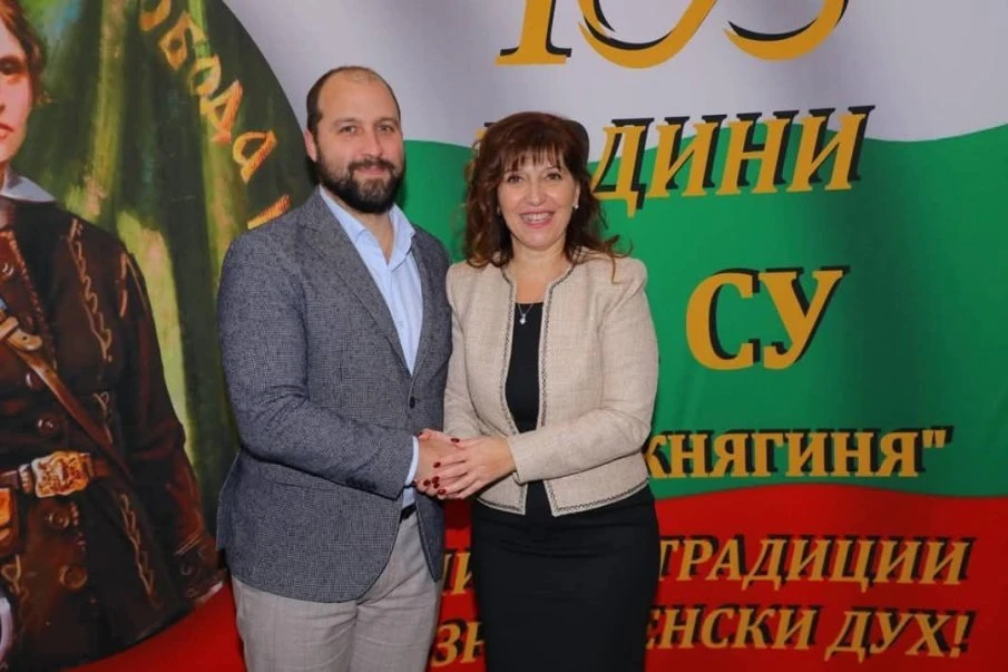 Алчната директорка, хваната с тлъсти пачки, била дупе и гащи с кмет на ППДБ и "Спаси София" СНИМКИ 
