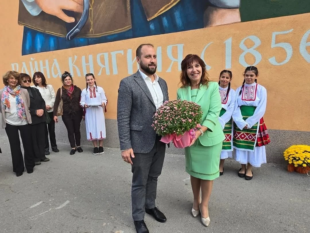 Алчната директорка, хваната с тлъсти пачки, била дупе и гащи с кмет на ППДБ и "Спаси София" СНИМКИ 