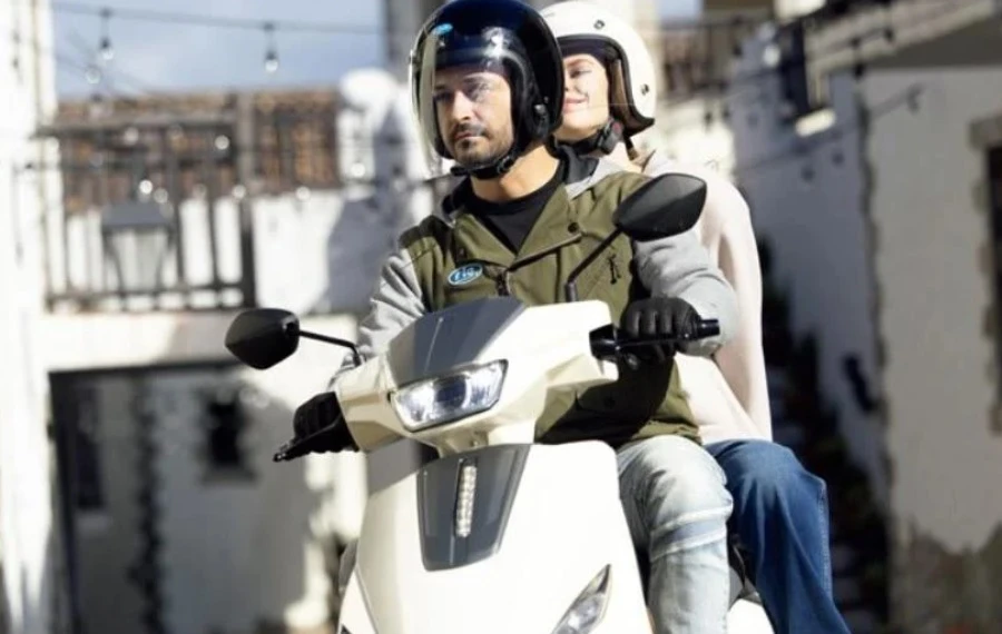 Suzuki пуска електрически скутер на цената на мобилен телефон СНИМКИ