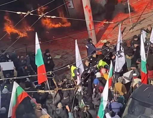 Правителството размаха пръст на "Възраждане", закани се да...