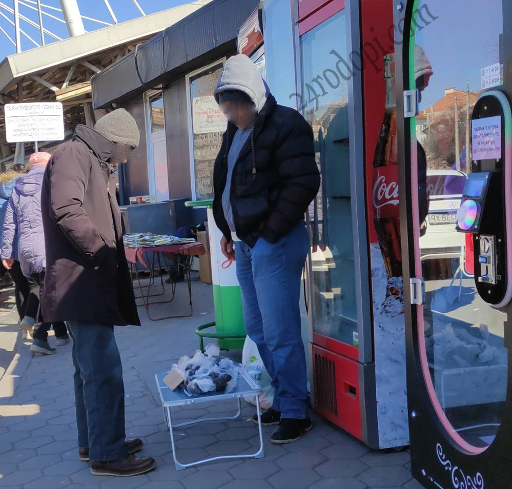 На пазара в Кърджали: 5 лв. за шепа „магична пръст“ - лекува всичко