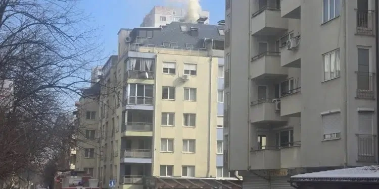 Извънредно! Огнен ад в жилищен квартал на София ВИДЕО