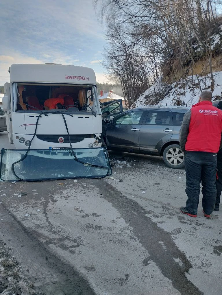 Брутално меле на един хвърлей от София СНИМКИ 