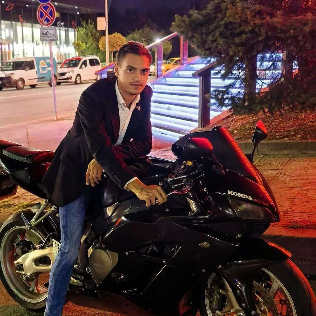 Депутатско синче търка нара след вандалските изцепки на "Възраждане" СНИМКИ 