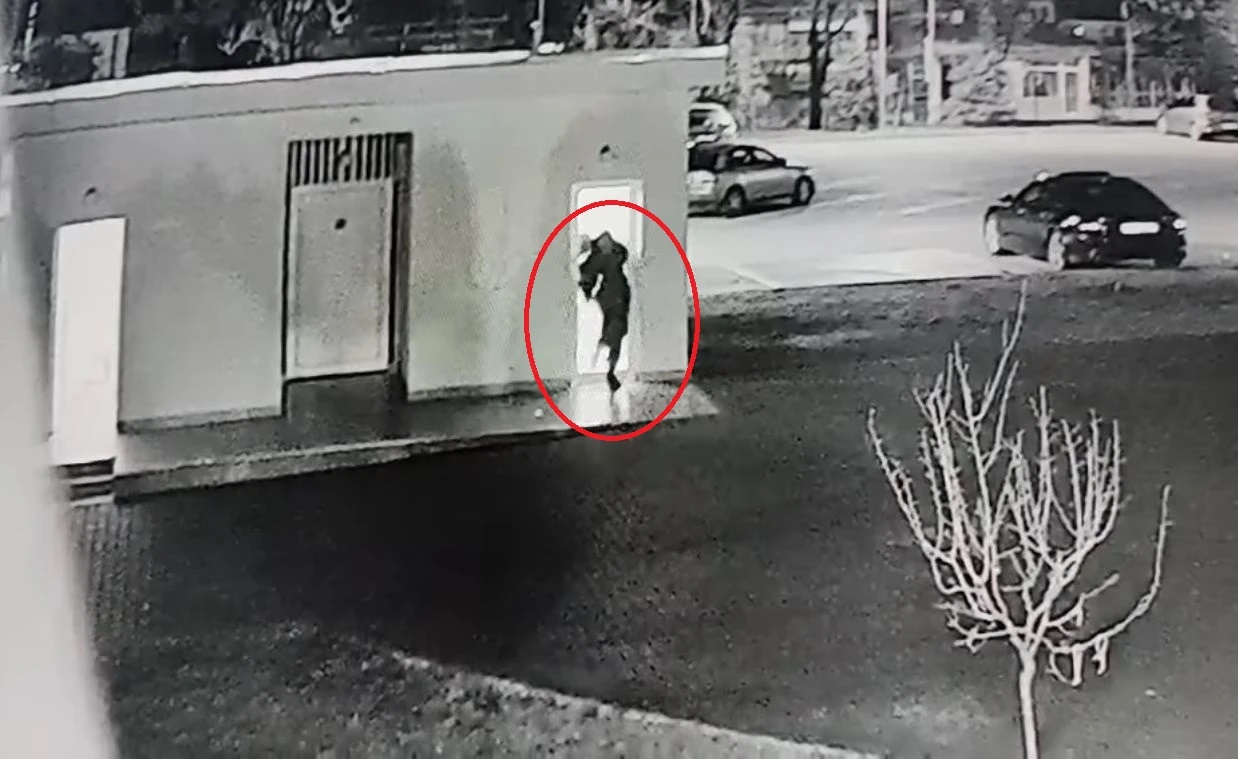 Непълнолетни вандали трошиха като обезумели в парка в Петрич ВИДЕО