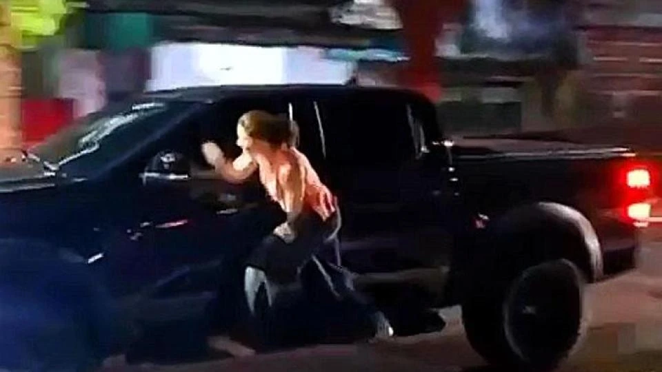 Бясна жена хвана мъжа си с друга и скочи върху колата му в движение 