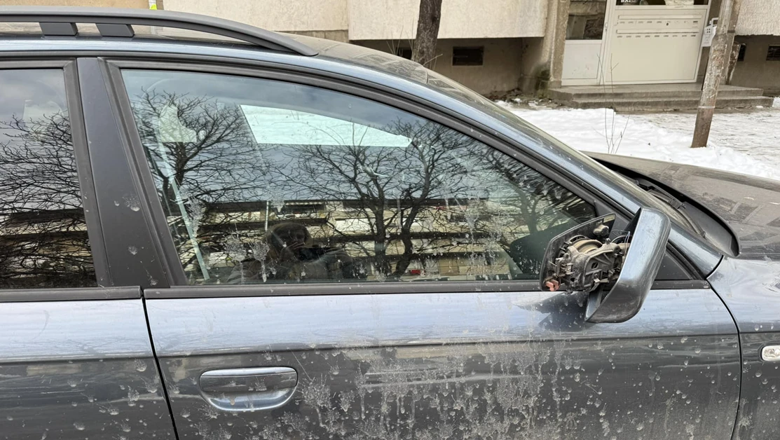 Вандализират яко паркиралите коли в този квартал на София