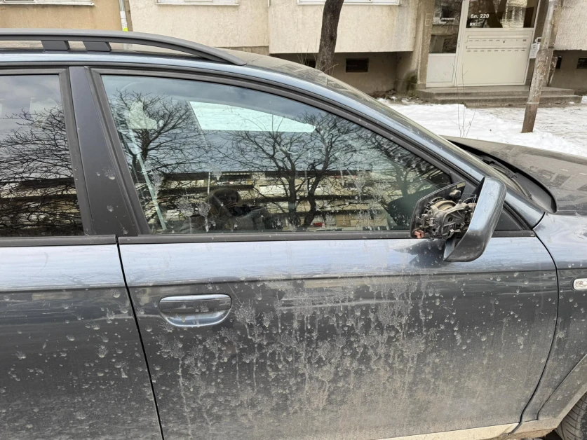 Вандализират яко паркиралите коли в този квартал на София