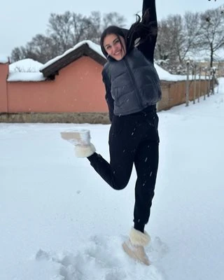 Нарязаната Дебора се радва като малко дете в снега СНИМКИ