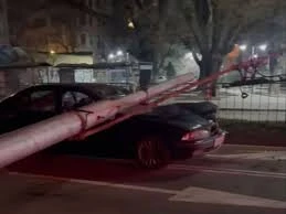 Кой е виновен: Защо уличен стълб падна върху автомобил във Варна?