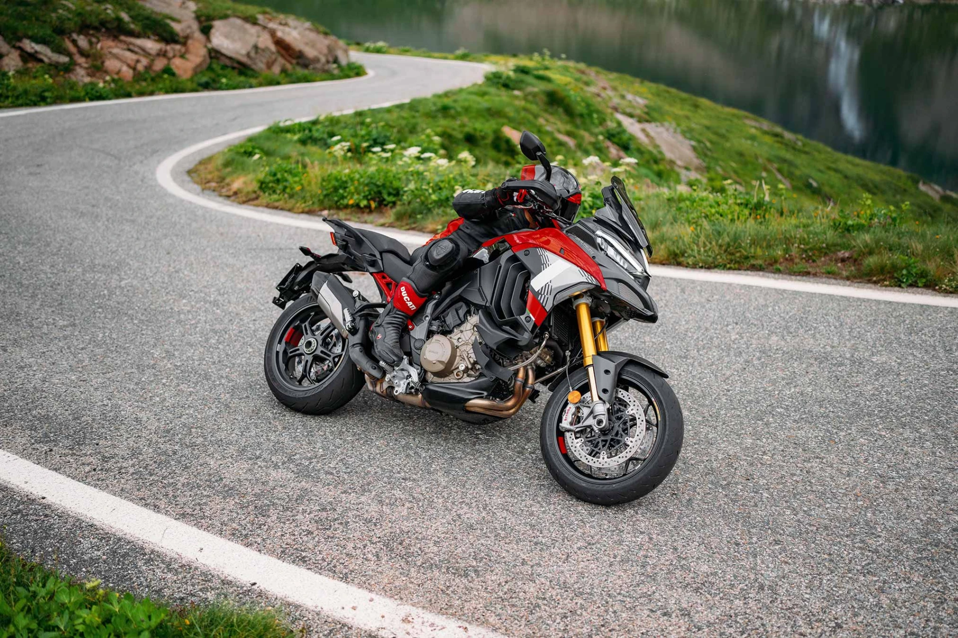 Любителите на моторите откачиха: Четири премиери на Ducati в София, ето къде 