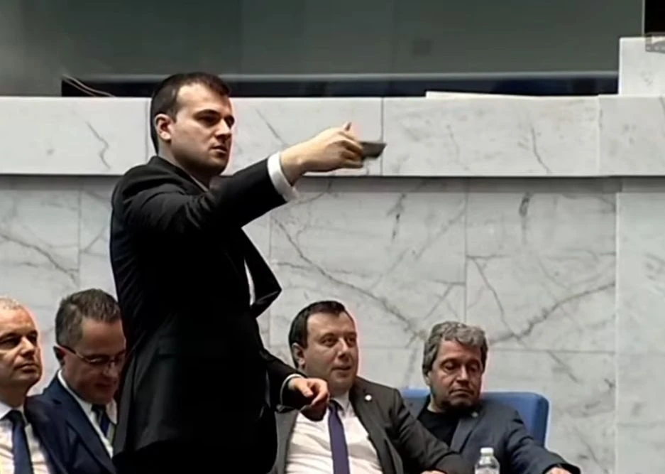 Свиреп скандал в НС! "Възраждане" и Киселова се хванаха за гушите, залата се изпразни, заради... БЛИЦ Live