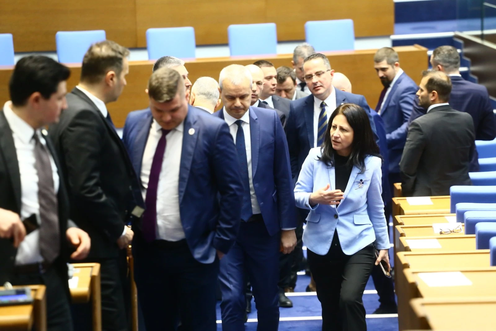 Свиреп скандал в НС! "Възраждане" и Киселова се хванаха за гушите, залата се изпразни, заради... БЛИЦ Live