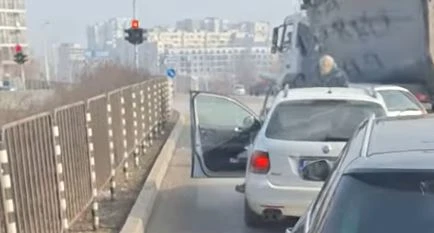 Агресия на път в София! Шофьор беснее и рита кола СНИМКИ