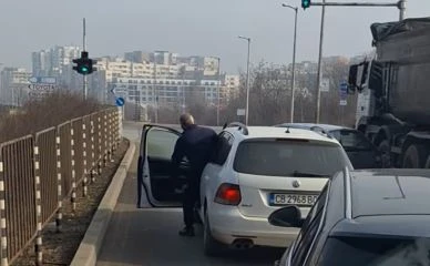 Агресия на път в София! Шофьор беснее и рита кола СНИМКИ