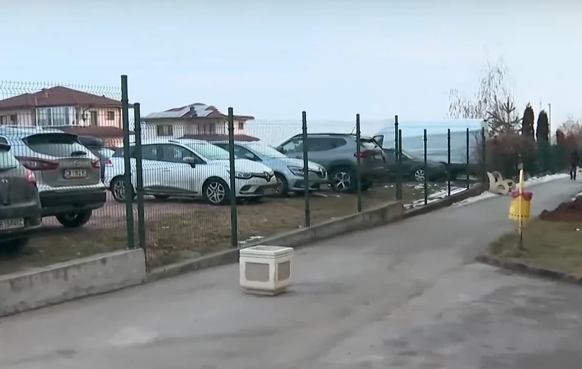Бутане, душене и бъркане в устата: Жестока женска свада смрази Софийско ВИДЕО