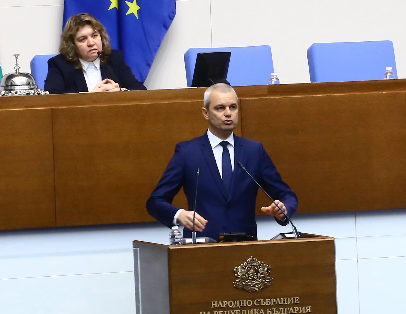 Скандал в парламента: Шефката на НС раздава шамари, Костадинов го отнесе