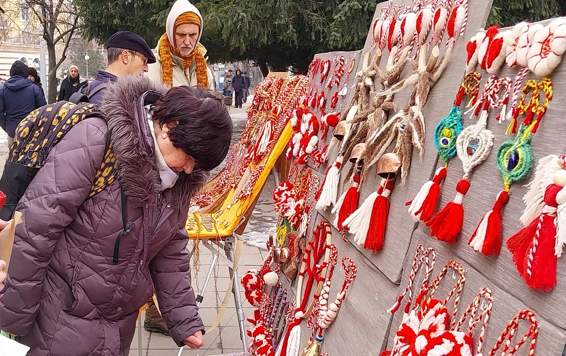 Мартеници в евро - продавачка разкрива как реагират хората на новите цени Снимки