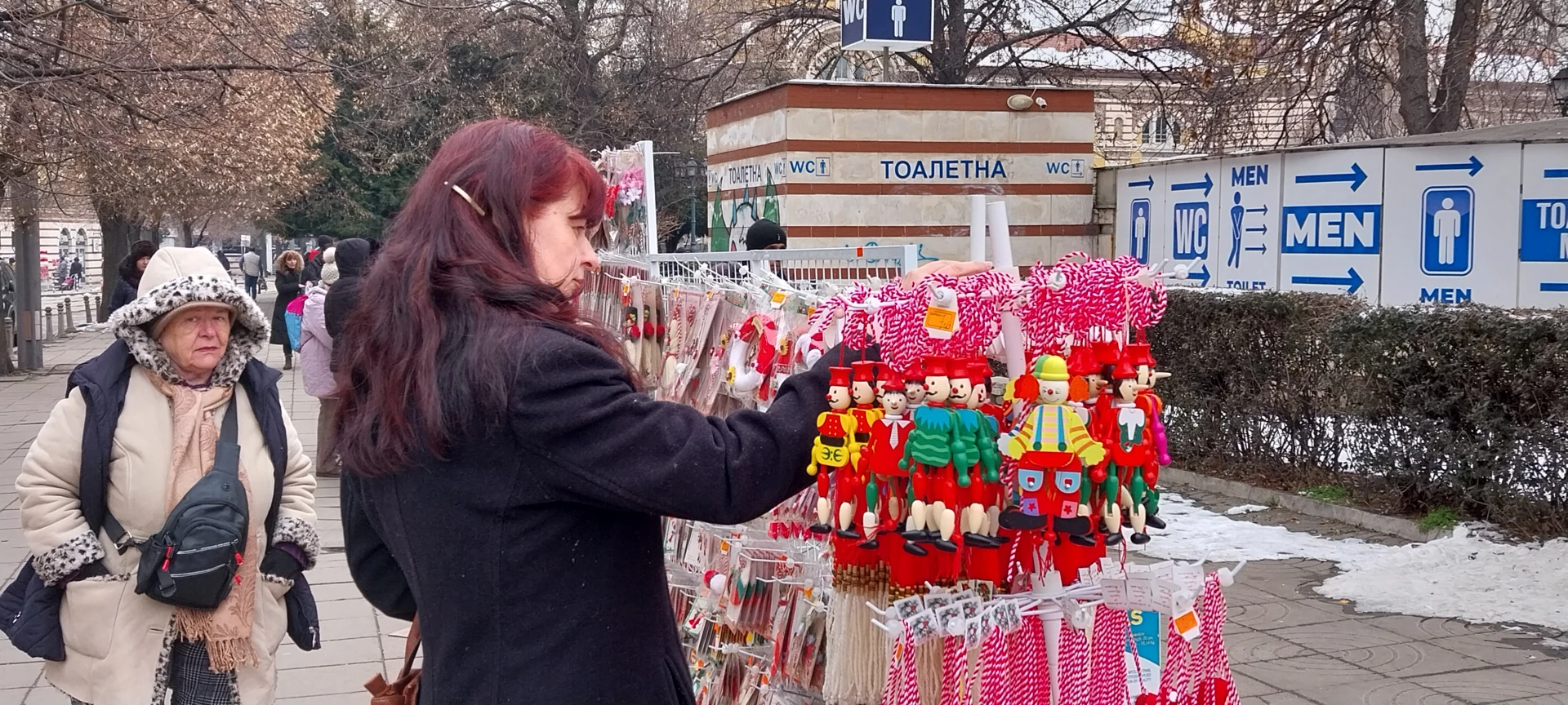 Фоторепортаж в БЛИЦ! Красиво е, но и скъпо - мартениците в София побъркаха всички