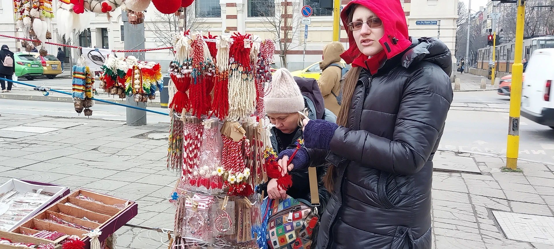 Фоторепортаж в БЛИЦ! Красиво е, но и скъпо - мартениците в София побъркаха всички