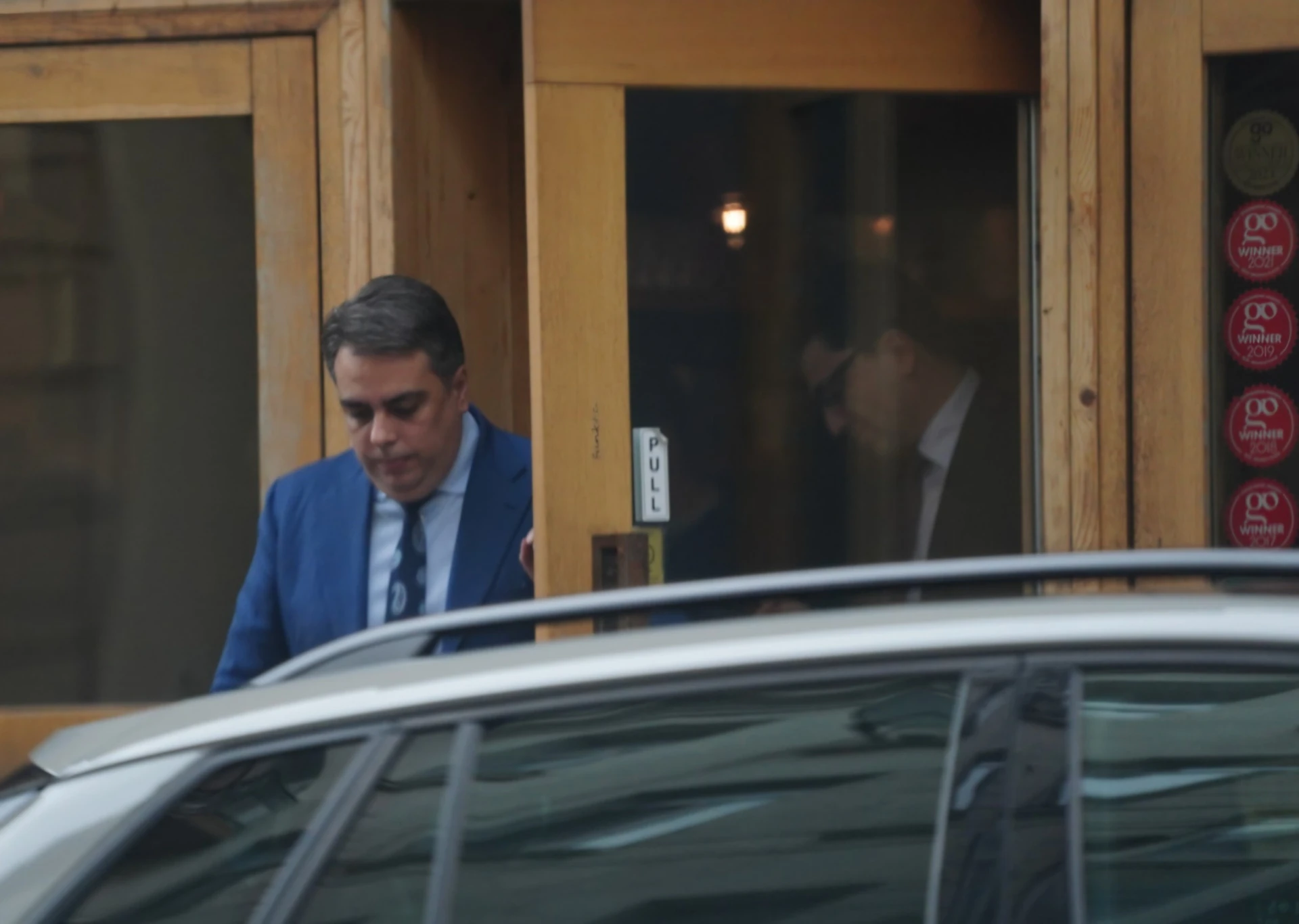 Асен Василев подкара пепейци на обяд в скъпарско заведение СНИМКИ