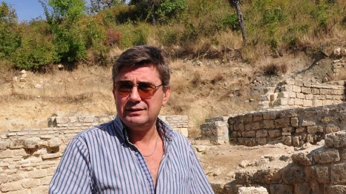 Проф. Николай Овчаров подробно разкри тайните, които се крият под царски дворец в Евксиноград СНИМКИ