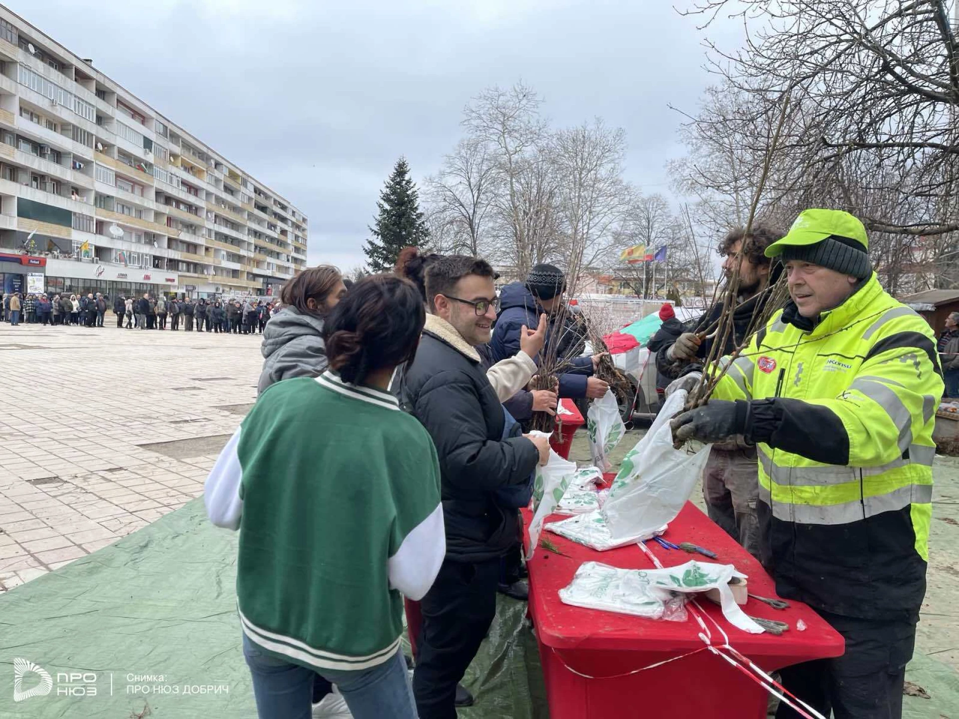 Нещо невиждано се случи в Добрич навръх 1 март, на площада почерня от народ СНИМКИ