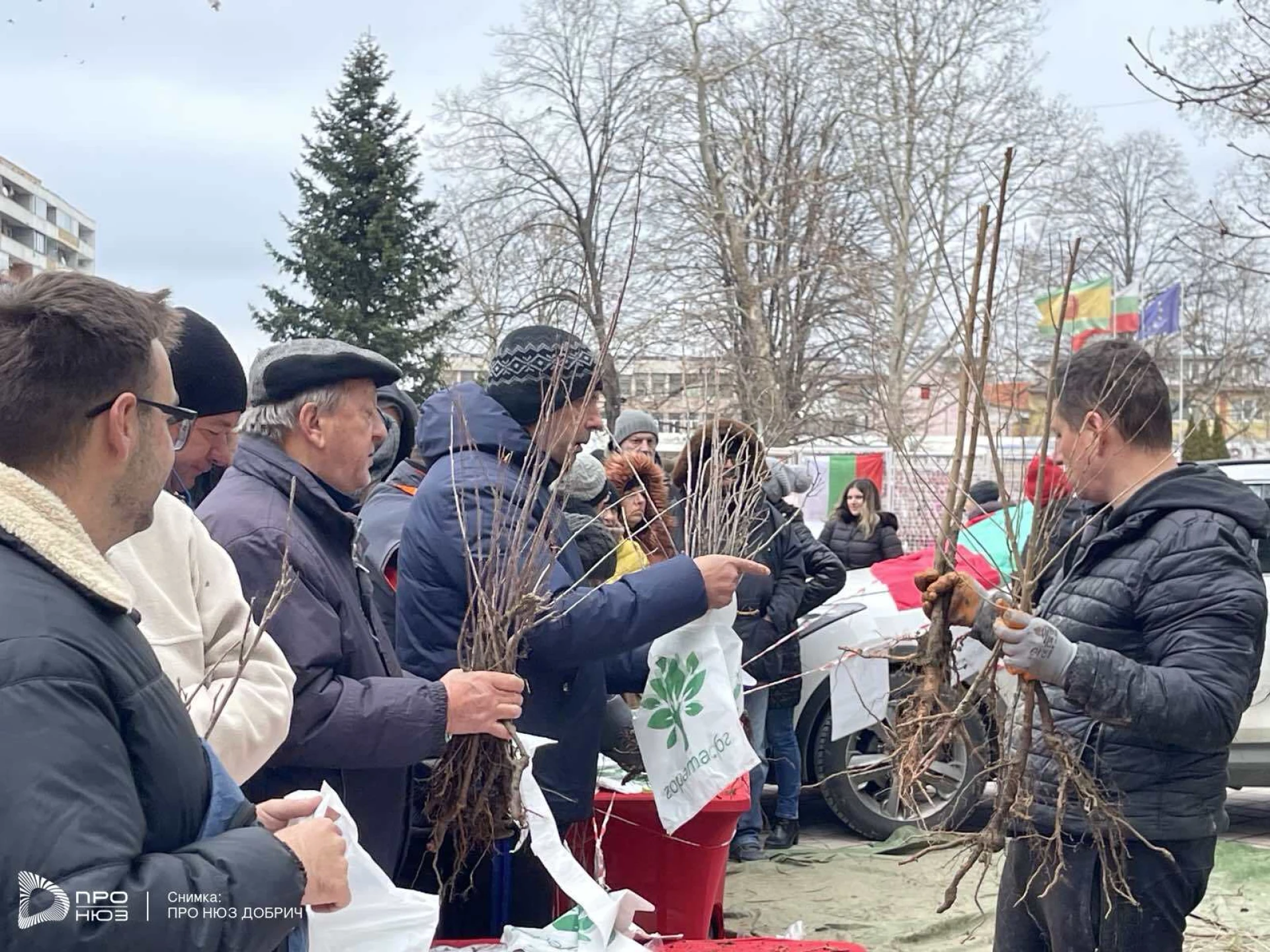 Нещо невиждано се случи в Добрич навръх 1 март, на площада почерня от народ СНИМКИ