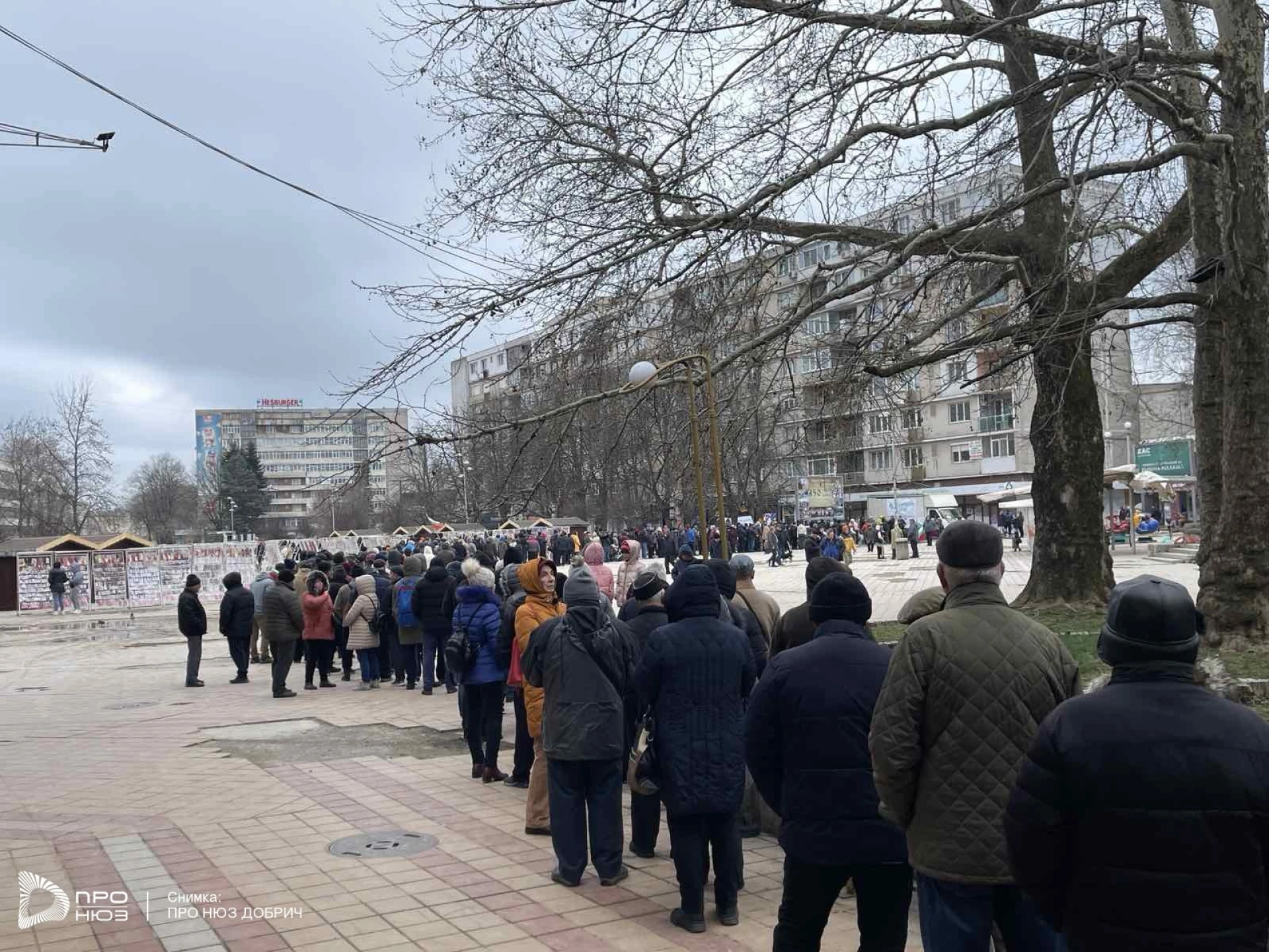 Нещо невиждано се случи в Добрич навръх 1 март, на площада почерня от народ СНИМКИ