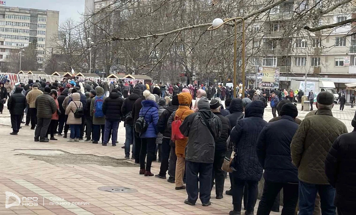Нещо невиждано се случи в Добрич навръх 1 март, на площада почерня от народ СНИМКИ