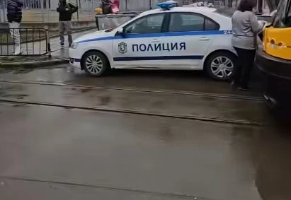 Патрулка блокира трамваите на пъпа на София ВИДЕО