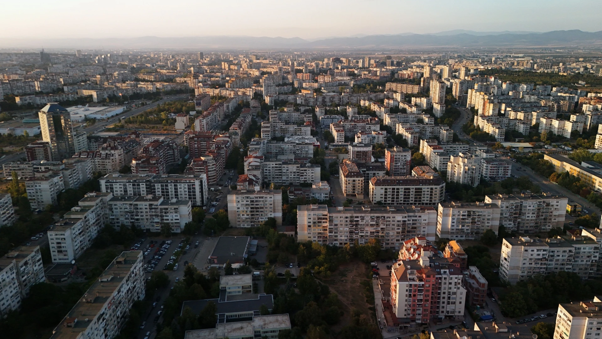 Нова огромна опасност никне всеки ден по тротоарите в София