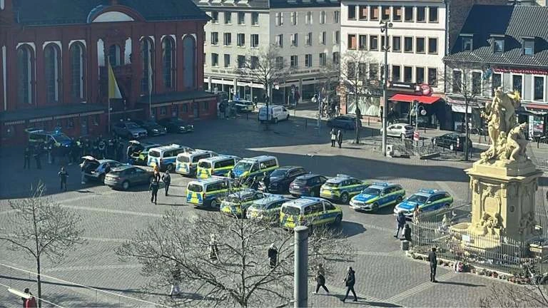 Черен джип се вряза в тълпа в германски град, има убит и много ранени ВИДЕО