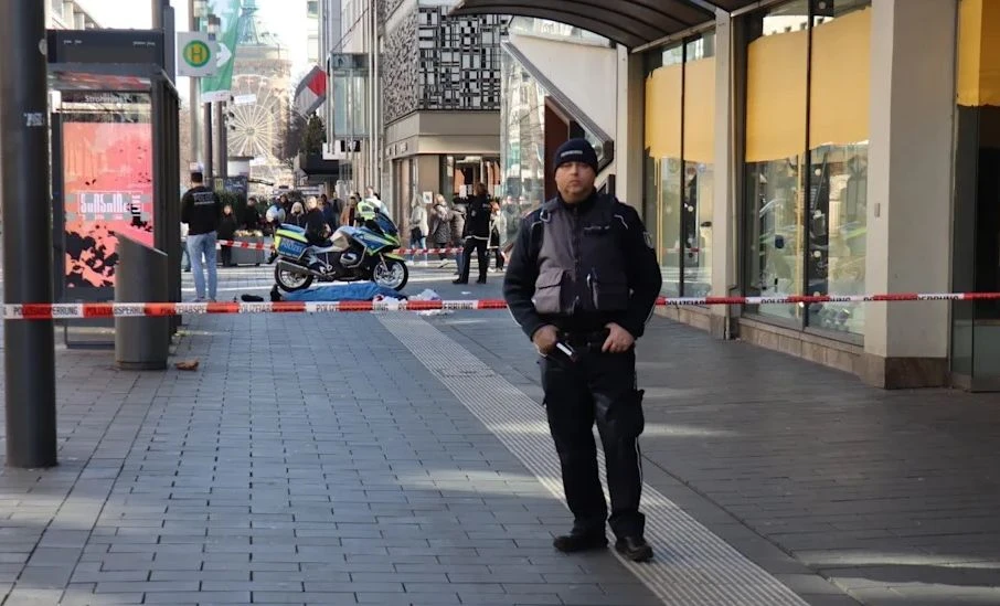 Черен джип се вряза в тълпа в германски град, има убит и много ранени ВИДЕО