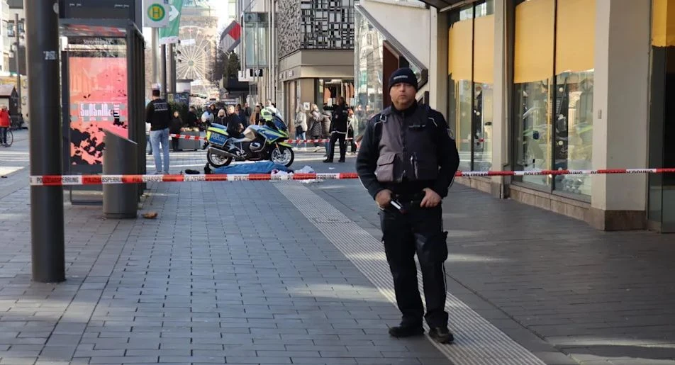 Кошмарът в Манхайм няма край! Въоръжени полицаи блокираха центъра, а над града... ВИДЕО 