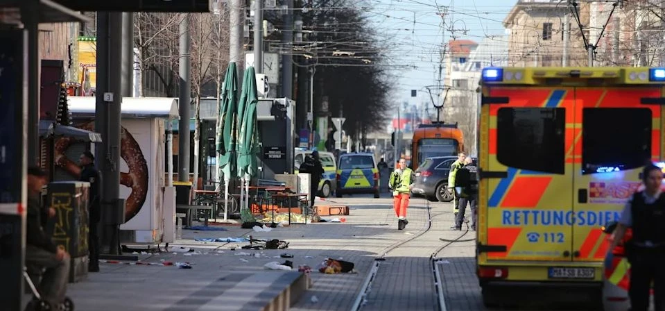Кошмарът в Манхайм няма край! Въоръжени полицаи блокираха центъра, а над града... ВИДЕО 