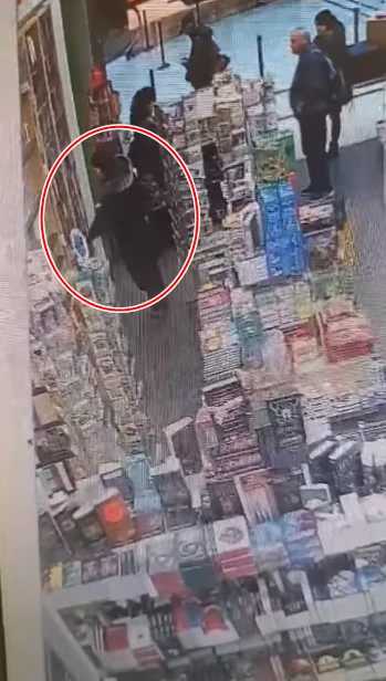 Наглост! Хванаха жена да краде книги в София, но още по-скандално е какво прави с тях СНИМКИ