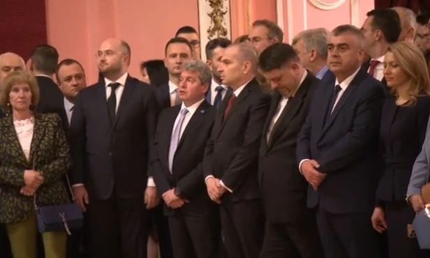Радев хвана Деси за ръка и пред погледите на премиера, министри, депутати и куп важни хора... ВИДЕО