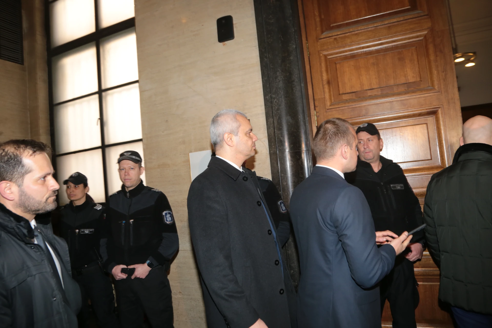 Решиха съдбата на четиримата задържани за вандалщината пред сградата на ЕК 