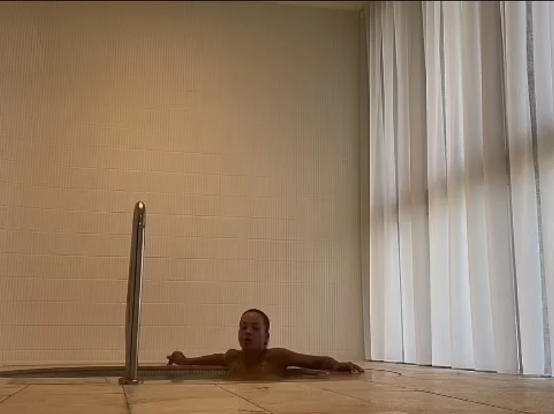 Рита Ора показа страхотната си фигура си в оранжев бански ВИДЕО 18+