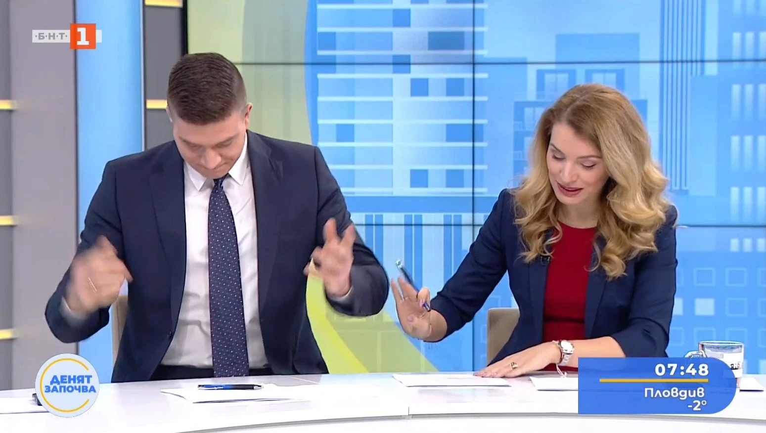 Шаш в ефира на БНТ! Водещ млъкна насред изречението си, вдигна ръце и... СНИМКИ