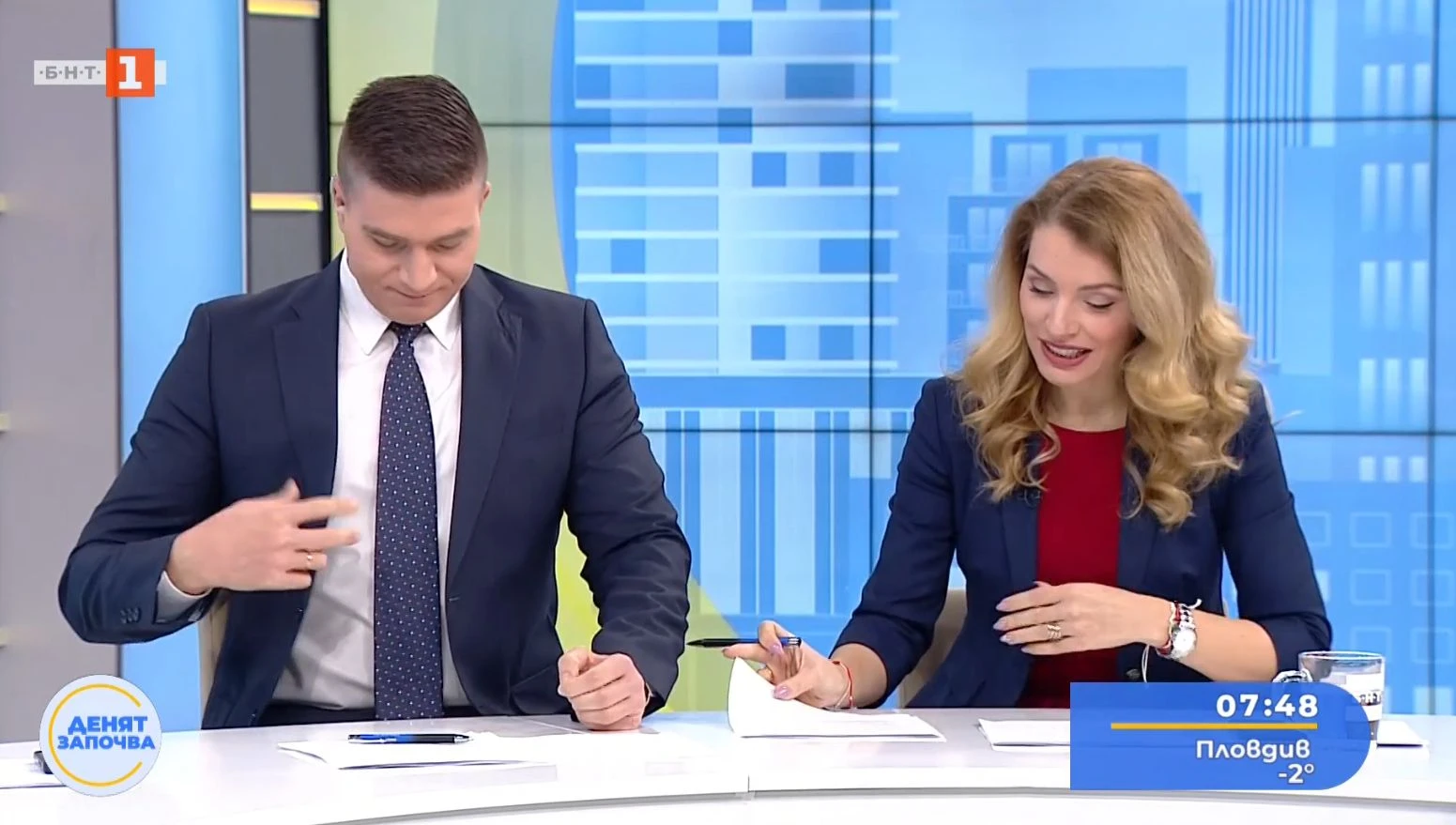 Шаш в ефира на БНТ! Водещ млъкна насред изречението си, вдигна ръце и... СНИМКИ