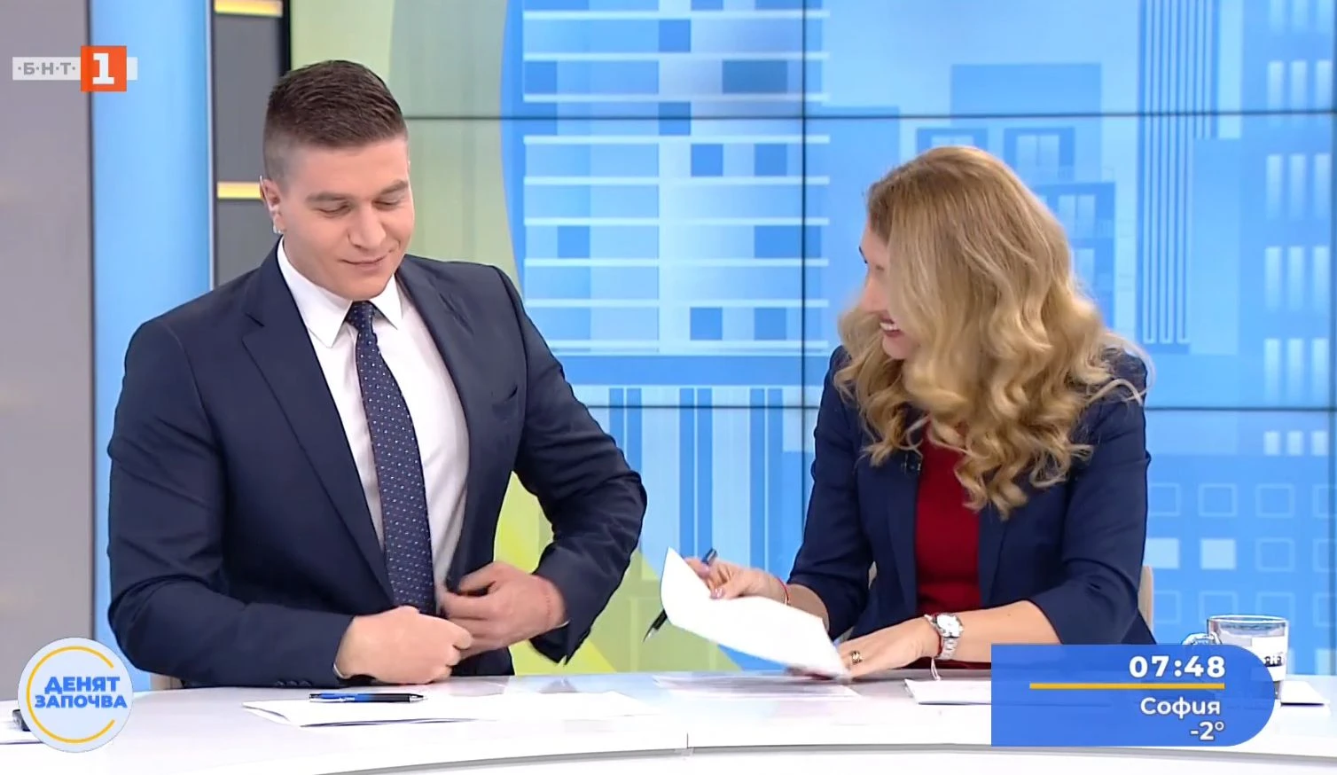 Шаш в ефира на БНТ! Водещ млъкна насред изречението си, вдигна ръце и... СНИМКИ